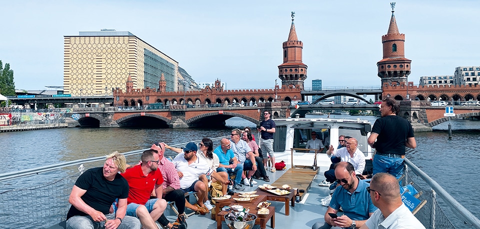 Teilnehmer auf Schiff bei assona Event | Welcome to Berlin