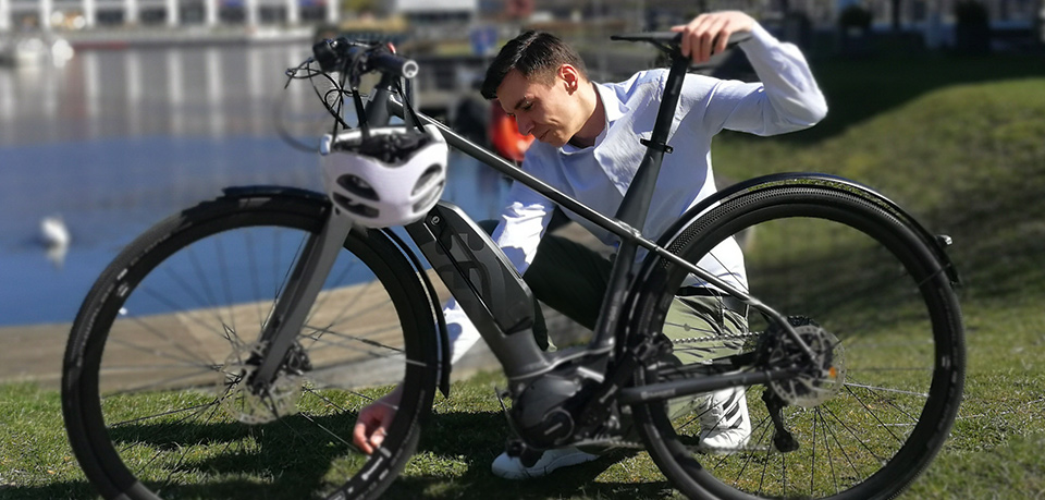 Mobilitätsschutz von assona | Mann mit E-Bike-Schaden