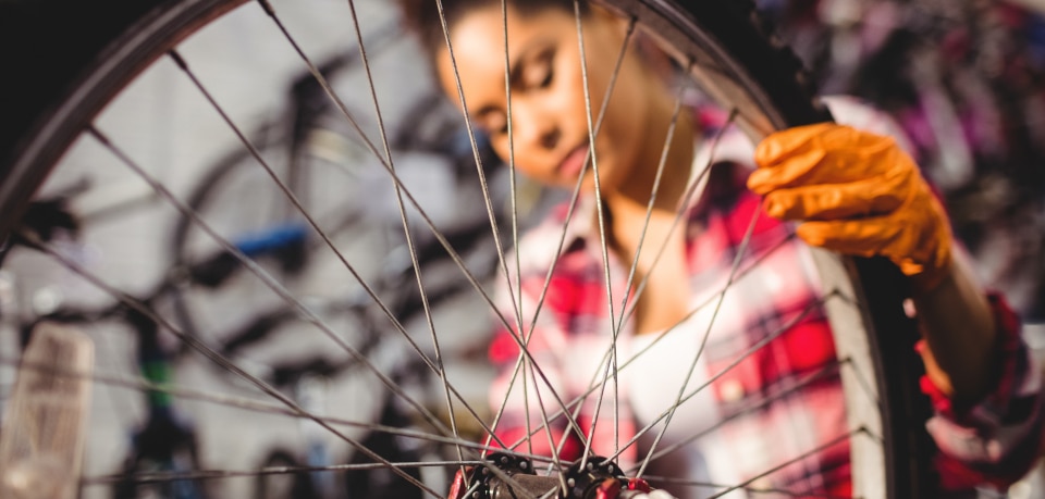 Frau repariert Fahrradreifen