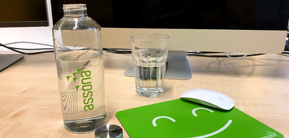 Glas statt Plastikflaschen: Daraus trinkt das assona-Team