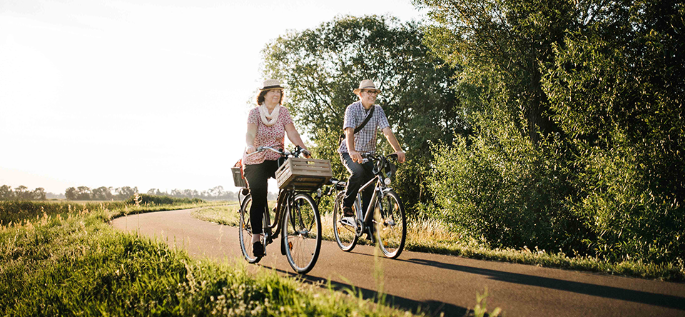 Älteres Paar mit Fahrrad auf dem Havelradweg
