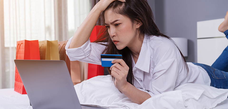 Frau mit Kreditkarte und Laptop