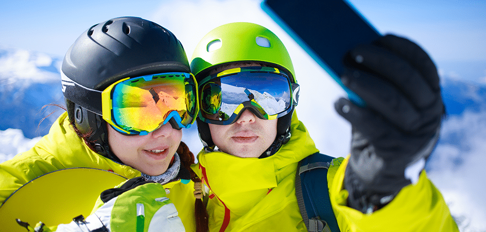 Paar macht Selfie mit Smartphone im Winter